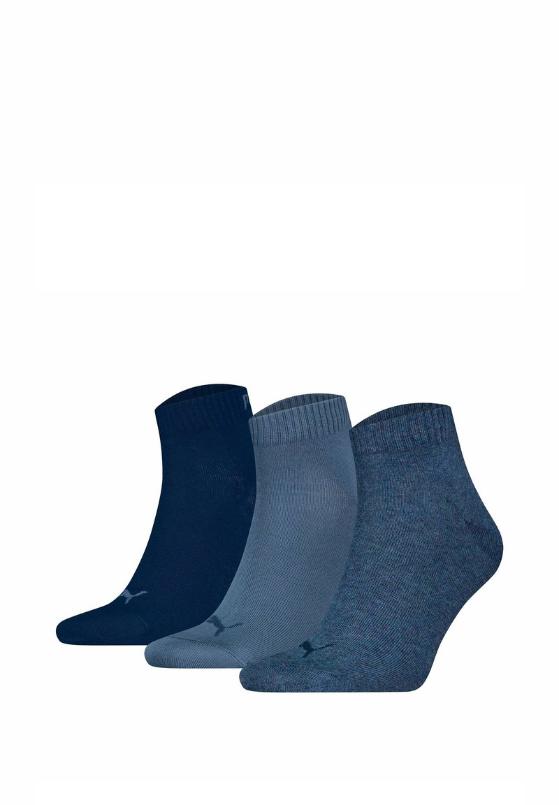 Trois paires de chaussettes de cheville en bleu marine foncé, bleu clair et gris chiné. Chaque paire présente des poignets côtelés et des tissus texturés.