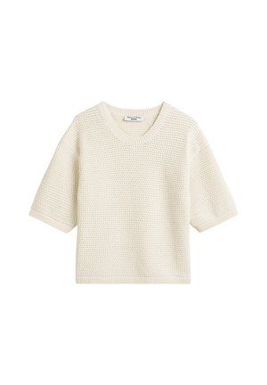 Kremowy sweter z krótkim rękawem, wykonany z dzianiny o fakturowanym wzorze, z okrągłym dekoltem, rozłożony na płasko na białym tle.