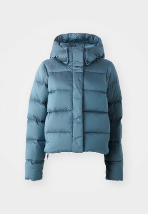 Puffová bunda vo svetlomodrej farbe, s krátkym strihom, kapucňou a prešívanou textúrou s rovnomerne rozmiestnenými vodorovnými časťami.