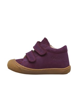 Scarpa viola in suede per bambino con due strap a velcro e suola in gomma marrone chiaro e protezione per la punta su sfondo bianco.