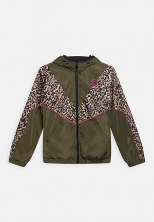 Olijfgroen jasje met luipaardprintaccenten, een capuchon, ritssluiting, roze bies en elastische manchetten. Lichtgewicht, slank ontwerp.