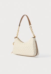 Μπεζ τσάντα χειρός με μονόγραμμα και καμπύλο σχήμα, με υφασμάτινη υφή, καφέ δερμάτινες λεπτομέρειες και χρυσή αλυσίδα για να τη φορούν.