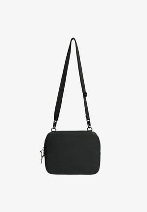 Sort rektangulær crossbody taske med justerbar skulderrem og lynlåslukning, minimalistisk design og subtil branding foran.