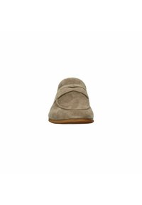 Beige suède instappers met een ronde neus, voorzien van een gestikte rand en een flexibele rubberen zool. Glad textuur en minimale decoratieve accenten.