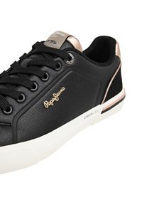 Schwarzer Ledersneaker mit schwarzen Schnürsenkeln, roségoldenen Akzenten, weißer Sohle und "Pepe Jeans"-Logo an der Seite und auf der Zunge.