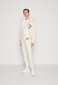 GAP HERITAGE JOGGER - Treniņtērpa apakšdaļas - oatmeal heather