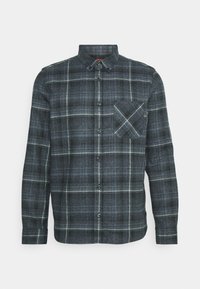 Camicia in flanella grigio scuro con motivo a quadri bianco e blu. Presenta un colletto button-down e una tasca sul petto con un dettaglio a forma di X.