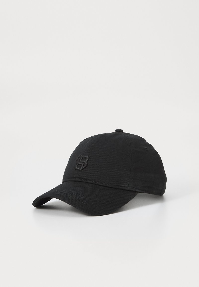 Căciulă neagră din bumbac cu o vizieră curbă. Prezintă o literă brodată "B" pe față. Design simplu, fără modele suplimentare.