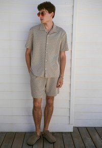 Next REGULAR FIT - TEXTURED STRIPE - Vapaa-ajan kauluspaita - neutral geometric