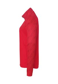 Rød jakke med ståkrave og fuld lynlås. Har tekstureret mønster på ærmet, glat krop og sidelommer.