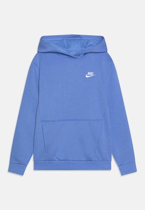 Sudadera azul claro con un bolsillo canguro, puños y dobladillo acanalados. Presenta un logo blanco de Nike en la parte superior del pecho. Tejido suave y texturizado.