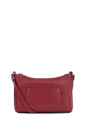 Sac à épaule en cuir rouge texturé avec poche avant, fermeture éclair argentée et bandoulière réglable, présenté sur fond blanc.