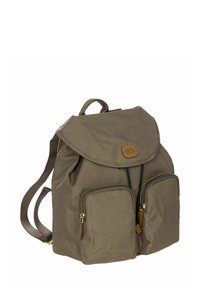 Zaino verde oliva realizzato in tessuto resistente, con chiusura a pattina, due tasche frontali con zip e una maniglia superiore per il trasporto.