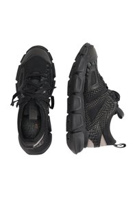 Pantofi sport negri cu material superior texturat, talpă groasă, vârf rotund și design cu șireturi. Prezintă o bucată de prindere la spate și accente din cauciuc.