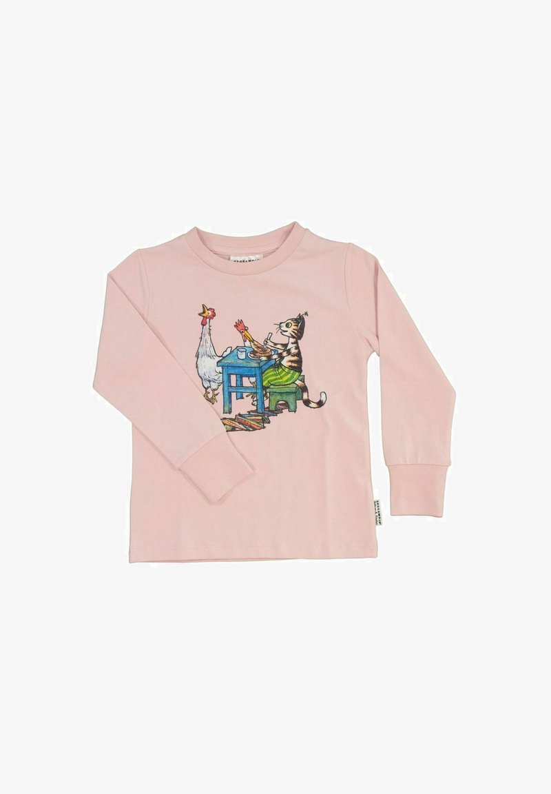 Ljusrosa långärmad bomullsskjorta med en grafisk bild av en katt och en kyckling vid ett blått bord, med en lekfull design och färgglada detaljer.