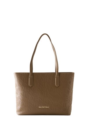 Καφέ δερμάτινη τσάντα tote Valentino με ανάγλυφο λογότυπο και δύο μακριές λαβές για φορεμα στον ώμο.