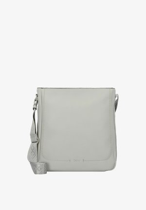 Borsa a tracolla in pelle grigia con texture liscia, chiusura a pattina e tracolla decorata. Presenta un logo sottile sul fronte.