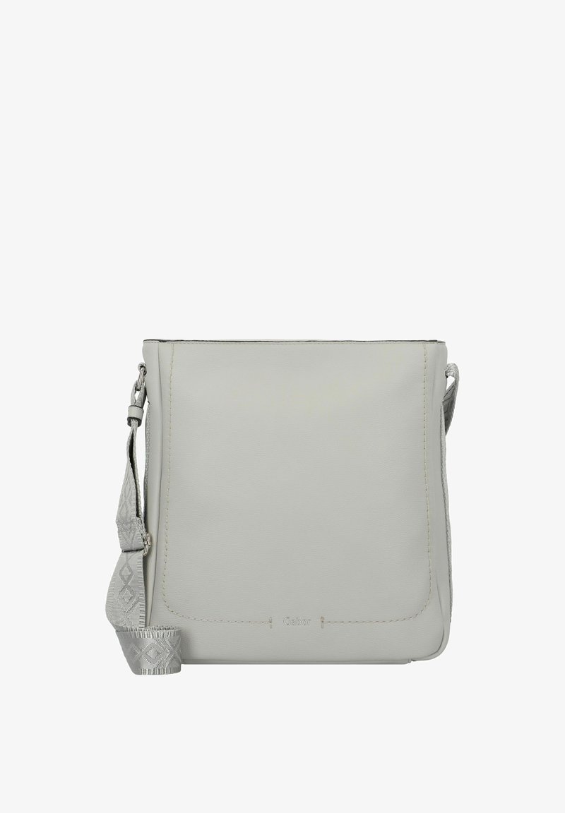 Bolso bandolera de cuero gris con una textura suave, cierre de solapa y una correa con estampado. Presenta un logo sutil en la parte frontal.