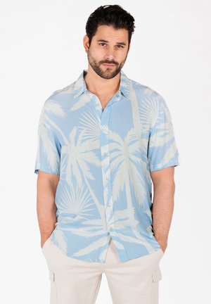 Camisa de manga corta abotonada en azul claro con un patrón de hojas de palma. El tejido es suave, cuenta con cuello y tiene un ajuste relajado.