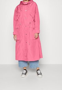 BOSS Tunn jacka - pink