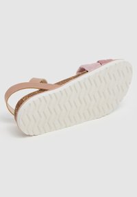 Korken wedge sandaal met lichtroze leren bandjes. Gemarmerde witte rubberen buitenzool met zigzagpatroon. Gladde, platte hak voor comfort.