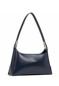 Sac à main en cuir bleu marine avec une forme structurée, un fond plat, une courte anse et des accents en métal argenté. Comprend un détail avec logo embossé.