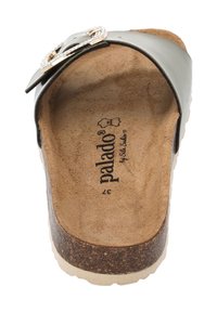 Sandalo grigio slip-on con fibbia metallica, fodera in sughero e soletta in gomma. Presenta una superficie liscia e una soletta testurizzata con marchio.