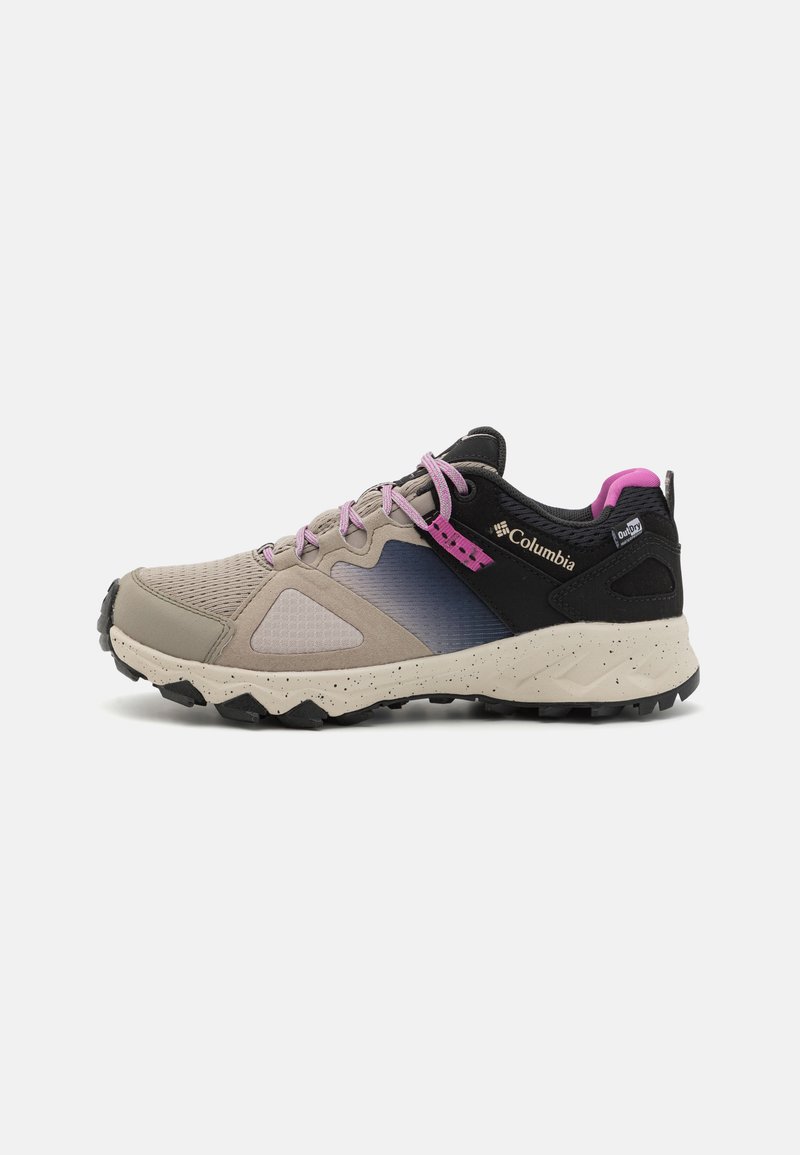 Beige, svart och marinblå Columbia trail-sko med rosa snören och detaljer, robust sula och OutDry vattentålig funktion, visad i sidoprofil.
