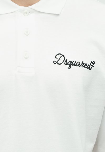Camiseta tipo polo blanca de algodón, con cuello clásico, tres botones y el logo "Dsquared²" bordado en negro en el pecho.