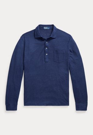 Μπλε ναυτικό φανελένιο πόλο με μακριά μανίκια, γιακά, 3 κουμπιά και τσέπη στο στήθος, απλωμένο σε λευκό φόντο.
