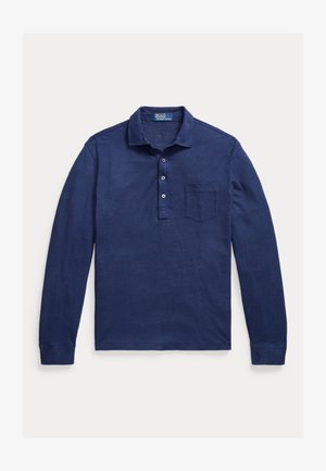 Granatowa koszula polo z długim rękawem, kołnierzykiem, listwą z trzema guzikami i kieszenią na piersi, rozłożona na białym tle.