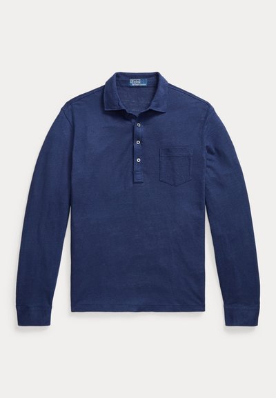 Μπλε ναυτικό φανελένιο πόλο με μακριά μανίκια, γιακά, 3 κουμπιά και τσέπη στο στήθος, απλωμένο σε λευκό φόντο.