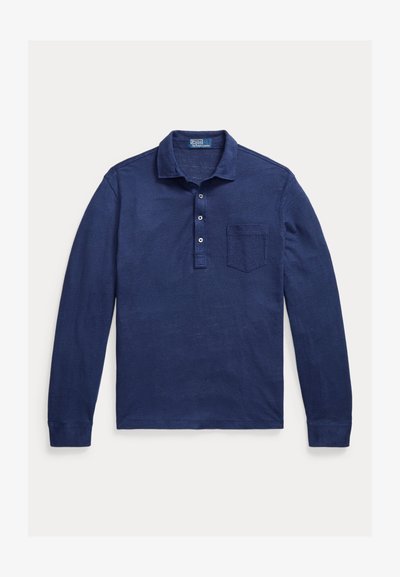 Μπλε ναυτικό φανελένιο πόλο με μακριά μανίκια, γιακά, 3 κουμπιά και τσέπη στο στήθος, απλωμένο σε λευκό φόντο.