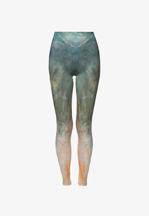 Des leggings dans un mélange de teintes vertes, bleues et orange, dotés d'un tissu lisse et extensible avec un motif abstrait sur l'ensemble.