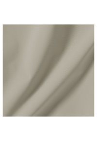 Een gladde, gestructureerde stof in een zachte beige tint, met subtiele draperingen en variaties in licht op het oppervlak.