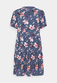 Kortärmad, marinblå klänning med blommönster i rosa och lila blommor samt fjärilar, volangkjol i lager och rund halsringning.