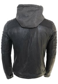 Svart skinnjacka med grå huva, med texturerade axeldetaljer och ribbade accenter på ärmarna. Slät yta och figurnära design.