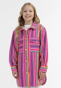 Daugiakampė, multicolorinė striukė su mygtukais, kuri yra rožinės, oranžinės ir mėlynos spalvų atspalvių, su geometriniu raštu, dviem priekinėmis kišenėmis ir apykakle.