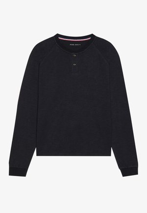 Camisa henley de manga larga negra con escote redondeado, tapeta de dos botones y mangas raglán. El tejido parece suave y tiene un acabado texturizado.