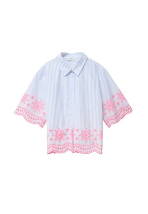 Lyseblå og hvide stribede kortærmede bluse med lyserød blomsterbroderi langs ærmer og kant, med spids krave og knaplukning foran.