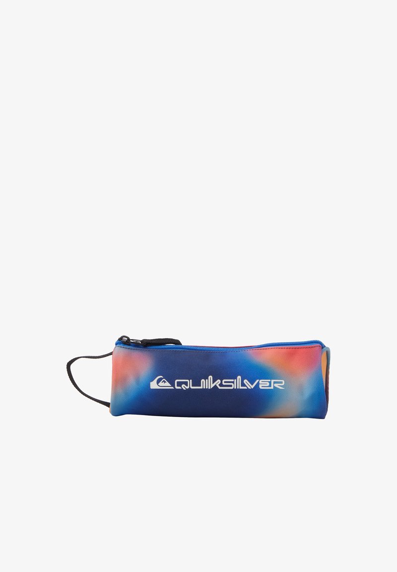Puzdro na ceruzky Quiksilver s modro-červenou-oranžovou gradientnou potlačou, so zipsom a čiernym popruhom na pripevnenie. Biely logo je výrazne vystavené.