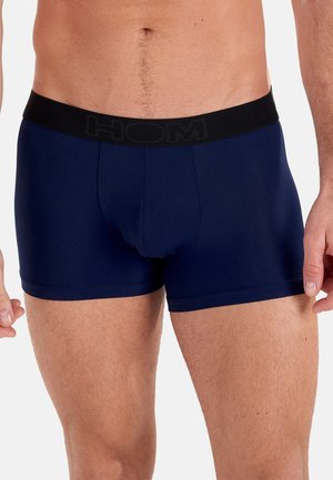 Boxer in cotone blu navy per uomo, realizzati in tessuto morbido con un elastico nero in vita che presenta il nome del marchio "HOM" in lettere in rilievo.