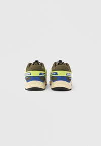 Ζευγάρι παπουτσιών trail running Salomon Speedcross σε ελιά πράσινο, νέον κίτρινο και μπλε, εμφανιζόμενα από πίσω σε λευκό φόντο.