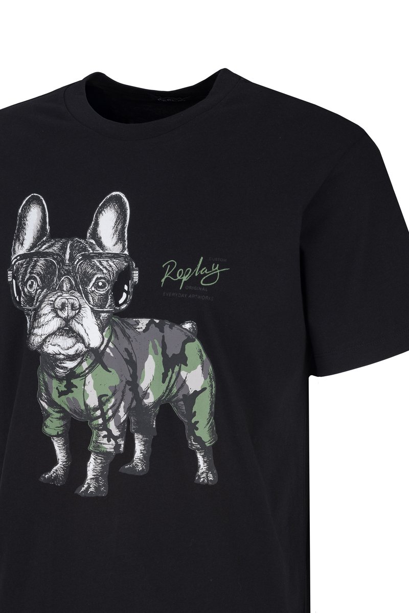 Zwart T-shirt met illustratie van een Franse bulldog in een camouflage-outfit en zwarte brillen, met de tekst "Replay" op de borst.