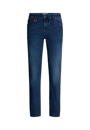 Donkerblauwe denim jeans met een rechte snit, vijf zakken, een sluiting met een knop aan de voorkant en een rode stoffen lusdetail. Soepele textuur en klassiek ontwerp.
