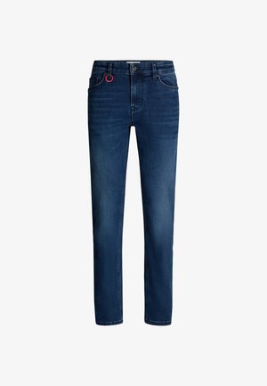Donkerblauwe denim jeans met een rechte snit, vijf zakken, een sluiting met een knop aan de voorkant en een rode stoffen lusdetail. Soepele textuur en klassiek ontwerp.