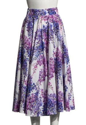 Jupe midi blanche avec imprimé floral de glycine violet et bleu, design plissé, taille ajustée, présentée sur un mannequin.