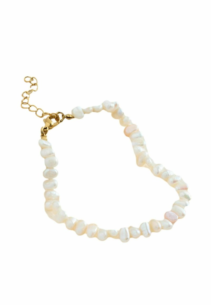 Collier en perles d'eau douce blanches aux formes irrégulières, fermoir en chaîne dorée et chaîne d'extension. Texture lisse avec une légère brillance.
