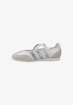 Zapatilla blanca y gris de tipo slip-on con puntera y talón de ante, tres franjas grises en el costado y tiras elásticas cruzadas sobre el empeine.