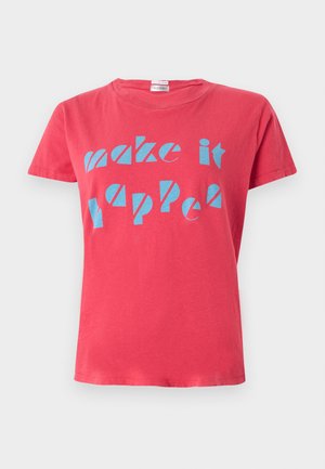 T-shirt en coton rouge avec un texte bleu qui dit "faites-le arriver". Coupe classique avec des manches courtes et un col rond.